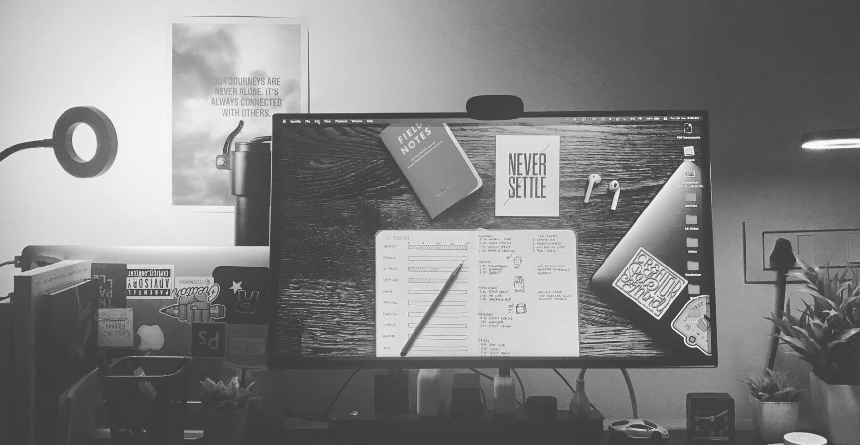 Studente che lavora su progetto di editing video con feedback dell'istruttore